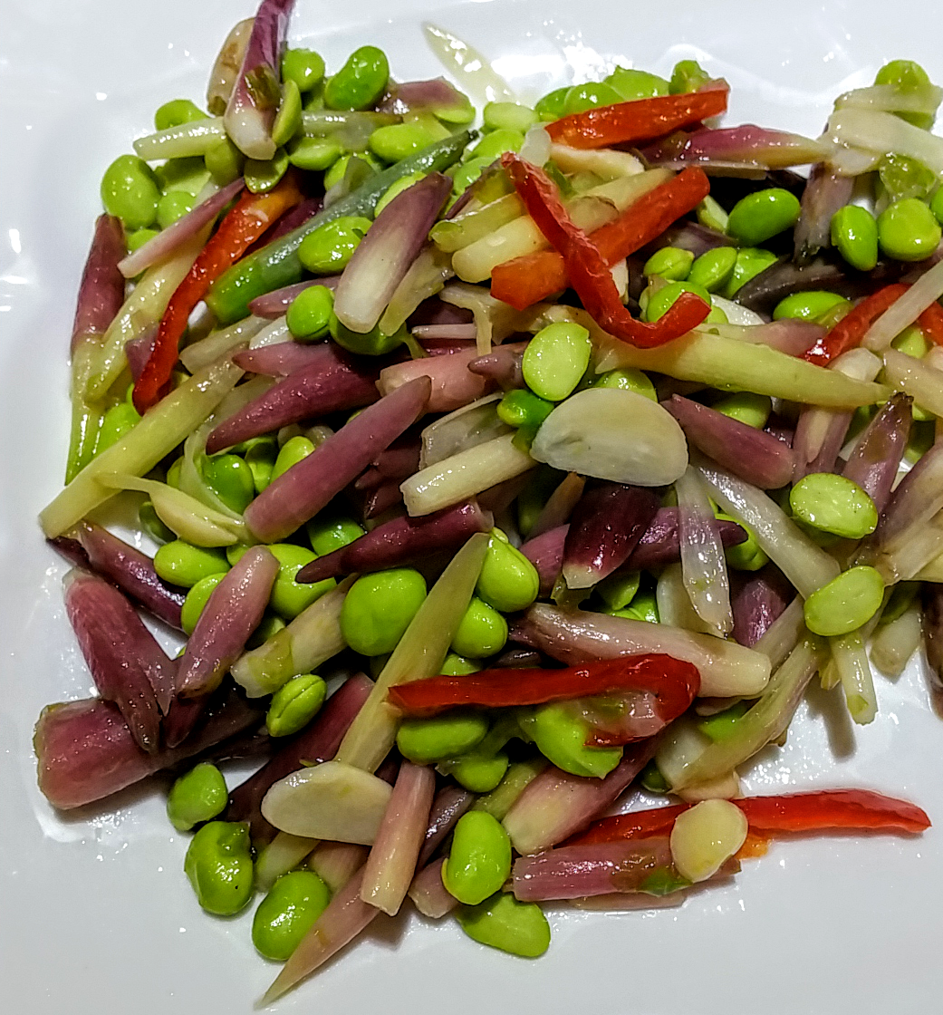 Soy beans with garlic and vegetables